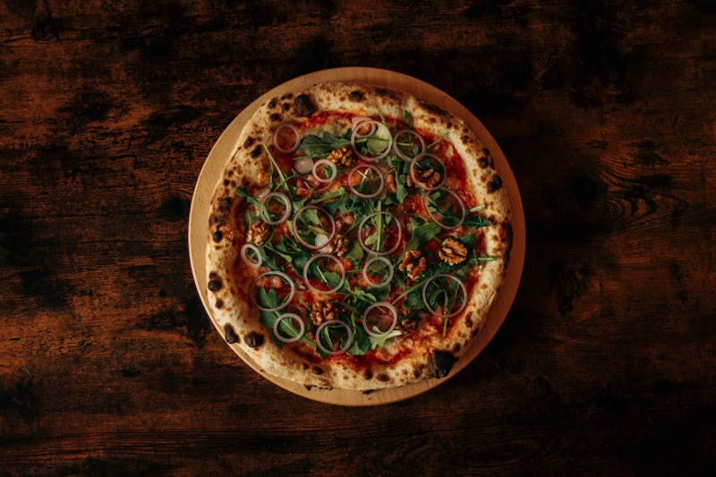 Prosciutto e rucola pizza with thin crust