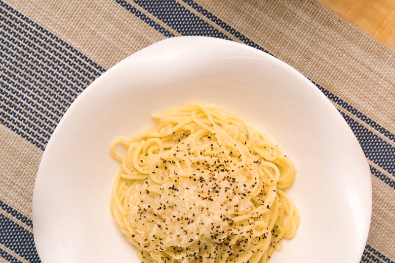 Cacio e pepe pasta with fresh black pepper